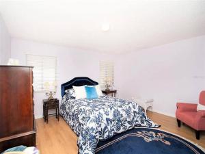塔彭斯普林斯Charming Vintage Haven的一间卧室配有一张带蓝色和白色床单的床。