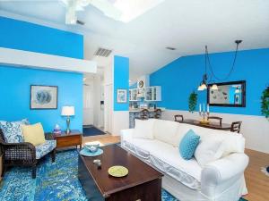 塔彭斯普林斯Charming Vintage Haven的客厅设有白色沙发和蓝色的墙壁。