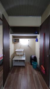 托雷斯Casa completa com 2 quartos de casal em Torres的铺有木地板,设有带白色水槽的浴室