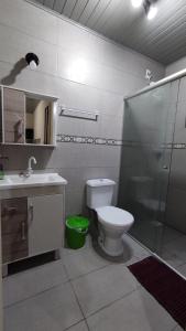 托雷斯Casa completa com 2 quartos de casal em Torres的带淋浴、卫生间和盥洗盆的浴室
