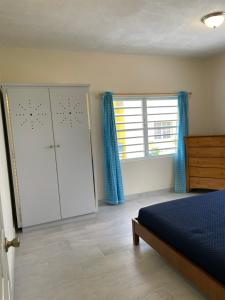 WoodsPoinciana Villas的一间卧室配有一张床、一个衣柜和一个窗户。