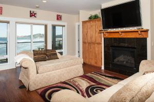 新港Michael's Beach Place @ Shoreline Ridge的客厅设有两张沙发和一个壁炉