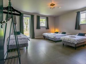 Lage ZwaluweJonkershof的客房设有两张床、梯子和窗户。