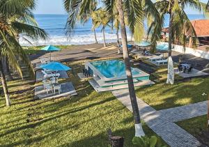 松索纳特Lali Beach Hotel Boutique的一个带游泳池和海滩的度假胜地