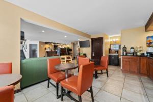 Okanogan奥卡诺根品质酒店的一间设有橙色椅子和桌子的餐厅