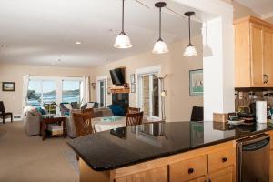 新港Lighthouse View at Shoreline Ridge的厨房和客厅,享有海景