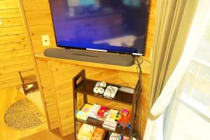 嬬恋村ガチンコBBQロッジ北軽井沢的桌子上配有平面电视