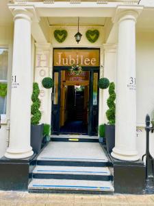 伦敦Jubilee Hotel Victoria的通往大楼的楼梯酒店入口