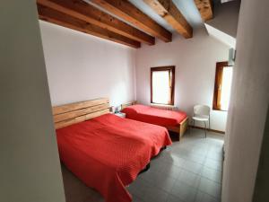 特雷维索Il Nido - Villetta in posizione strategica的一间卧室配有两张床和红色毯子