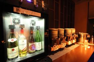 南阿苏村科诺玛玛日式旅馆的装满大量葡萄酒的冰箱