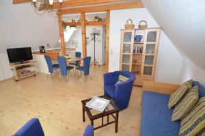 奥斯赛拜-塞林Alte Büdnerei - Apt. 02的客厅配有蓝色的椅子和桌子