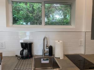 迈阿密Biscayne Garden's Studio的厨房设有水槽和窗户。