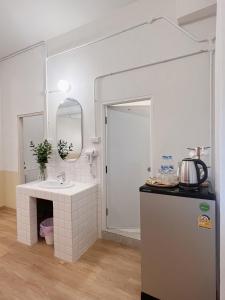 萨拉耶La Moon House的厨房配有水槽、镜子和冰箱