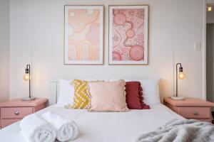 悉尼Cute 2 Bedroom Apartment Kensington的卧室配有带两盏灯的白色床