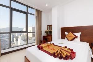 岘港星空酒店的一间卧室设有一张床和一个大窗户