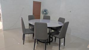 巴生BBT Double Storey Balcony Bukit Tinggi Home的餐桌、灰色椅子和圆形桌子