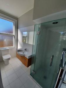 陶朗加Tauranga - Big, beautiful Villa on the water!的带淋浴、卫生间和盥洗盆的浴室