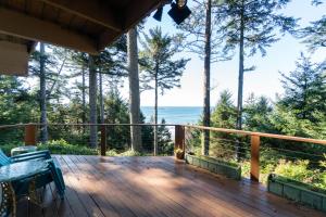 Otter RockThe Cedar House的海景木制甲板