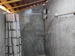 高兰Palm Garden Bungalows的浴室内配有淋浴帘。