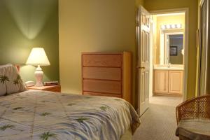 林肯市Waters Edge 312的一间卧室配有床、灯和门