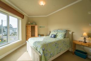 新港Windward at the Regatta的一间卧室设有一张床和一个窗口