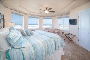 新港Beverly Beach Overlook的一间卧室设有一张享有海景的床。