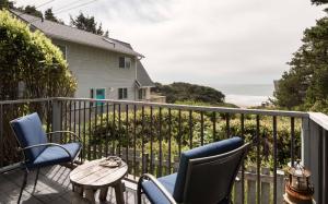 迪波湾Breeze Cottage的一个带桌椅的海景阳台