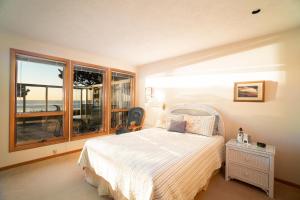 新港Gene's Coastal Escape的一间卧室设有一张床和一个大窗户