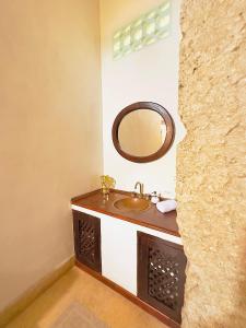 卡塔赫纳Amara Living的一间带水槽和镜子的浴室