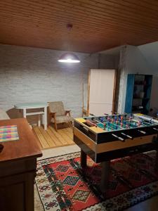 克拉尼斯卡戈拉House Franja - Spa and relax的客厅配有桌子和棋盘