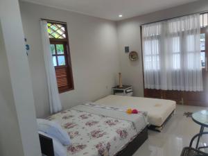 PasarbaruHomestay Erna Tanjong Tinggi的一间卧室设有一张床和一个窗口