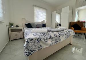 内坦亚Beachfront Studio, fully equipped的一间卧室配有一张带蓝色和白色棉被的床