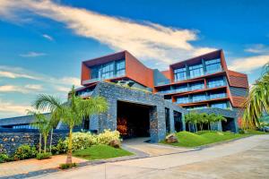 纳西克Aria Resort & Spa - Pure Veg的一座棕榈树环绕的大建筑