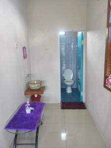 PasarbaruHomestay Melty Aprianti Tanjong Tinggi的一间带卫生间的浴室和紫色地毯