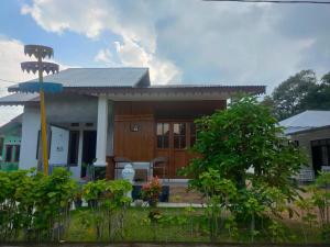 PasarbaruHomestay Melty Aprianti Tanjong Tinggi的前面有围栏的房子