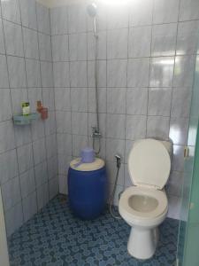 PasarbaruHomestay Melty Aprianti Tanjong Tinggi的一间带卫生间和蓝色桶的浴室