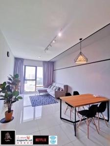 新山2802mosaic southkey-lejollax jb centrel 2 bedroom的客厅配有桌子和沙发