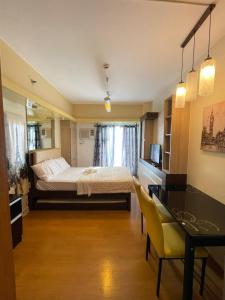 马尼拉8 Adriatico的酒店客房配有一张床、一张书桌和一张书桌。