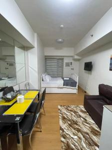 马尼拉8 Adriatico的客厅配有桌子和床。
