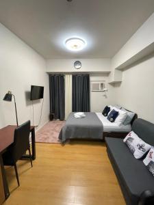 马尼拉8 Adriatico的酒店客房,配有床和沙发