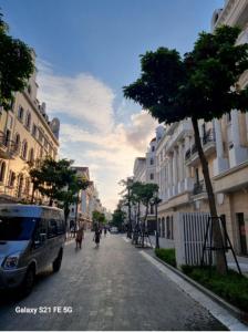 下龙湾Sao Việt HTH Hotel的一条城市街道上,有一辆货车停在街上