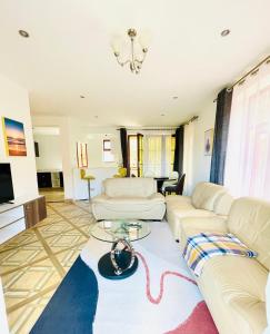坎帕拉Keitylin Heights Apartments in Makindye的客厅配有两张沙发和一张桌子
