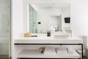 斯特灵The Stirling Hotel的白色的浴室设有水槽和镜子