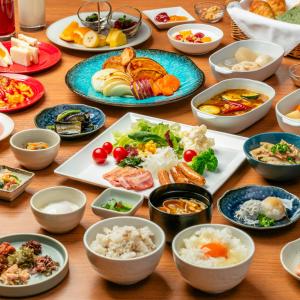 神户Kobe Hotel Juraku的一张桌子上放着许多盘子的食物