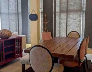 恩塞纳达港las palmas的一间带木桌和椅子的用餐室