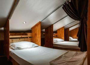 长滩岛Frendz Hostel Boracay的木墙客房的两张床