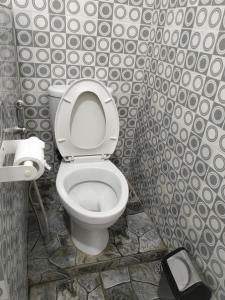 纳闽巴霍Gio's Place的浴室位于隔间内,设有白色卫生间。