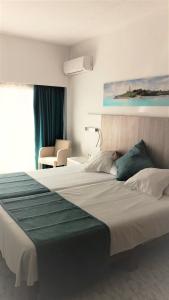 坎帕斯蒂利亚阿米克节庆酒店的一间卧室配有一张带绿毯的大床