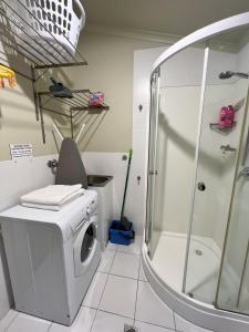 阿米代尔西区公寓的一间带洗衣机和淋浴的浴室