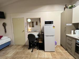阿米代尔西区公寓的一间带书桌和冰箱的小厨房